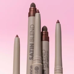 essence SATIN BLEND geelimäinen silmänrajaukynä 03