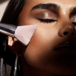 Fenty Beauty Brush & Tools Cheek-hugging Bronzer Brush sivellin