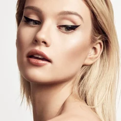 Fenty Beauty Flyliner Longwear Liquid Eyeliner nestemäinen silmänrajausväri 0,55 ml