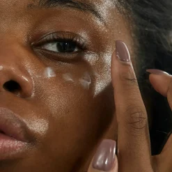 Fenty Skin Flash Nap Eye Gel-Cream W/ Applicator silmänympärysvoide & hierontarulla 15 ml