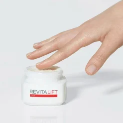 L'Oréal Paris Revitalift ryppyjä silottava ja ihoa kiinteyttävä päivävoide 50ml