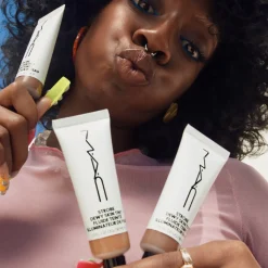 MAC Cosmetics Strobe Dewy Skin Tint -sävyttävä kosteusvoide 30 ml