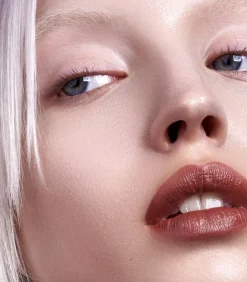 Madara Velvet Wear Lipstick huulipuna 3,8 g