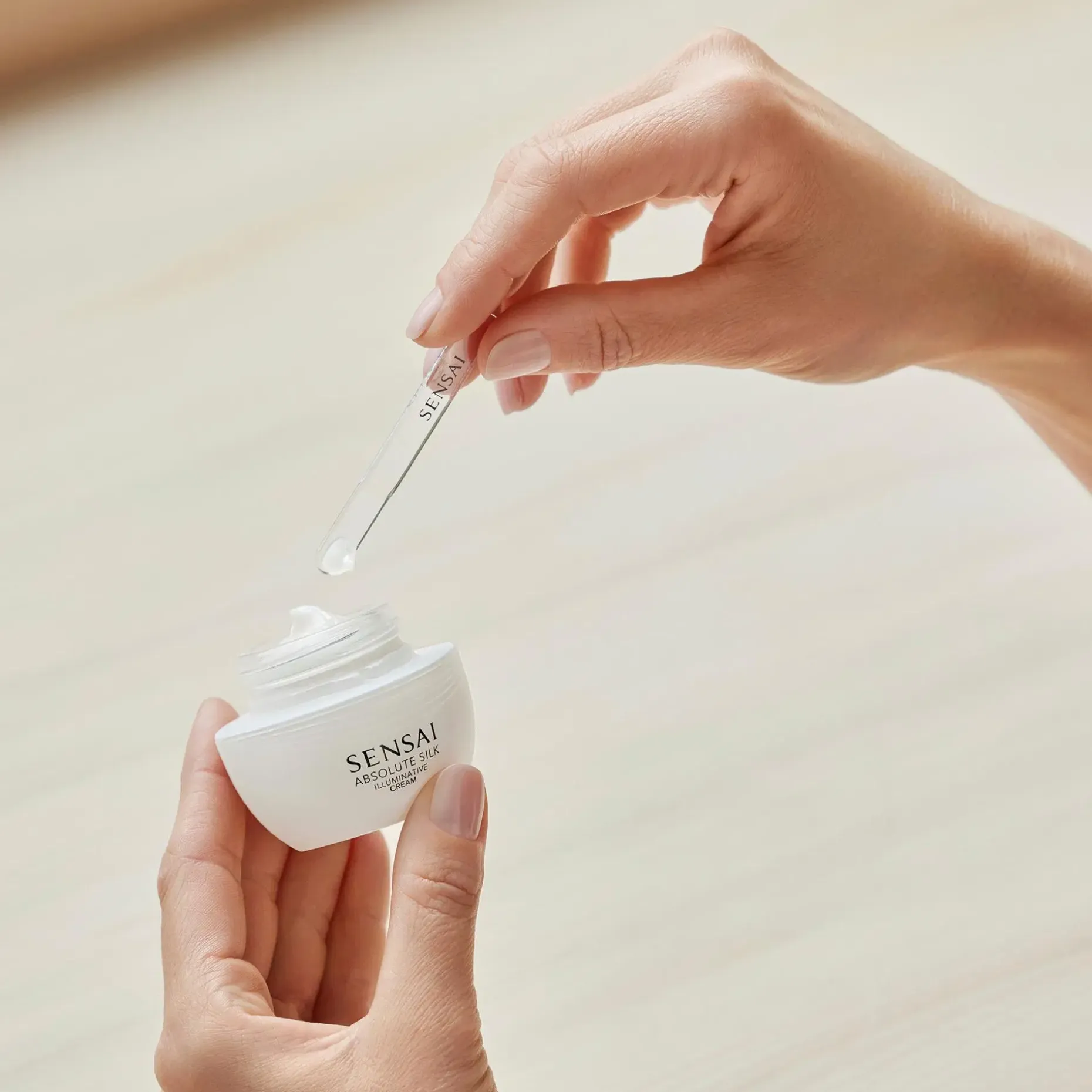 SENSAI Absolute Silk Illuminative Cream kasvovoide 40 ml