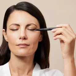 SENSAI Designing Liquid Eyeliner nestemäinen silmänrajaus 0,6 ml