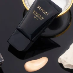 Sensai Radiant Glow Foundation SPF 10 meikkivoide 30 ml