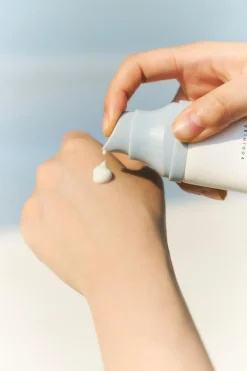 SKIN1004 Madagascar Centella Hyalu-Cica Water-Fit Sun Serum SPF50+ aurinkosuojavoide 50 ml